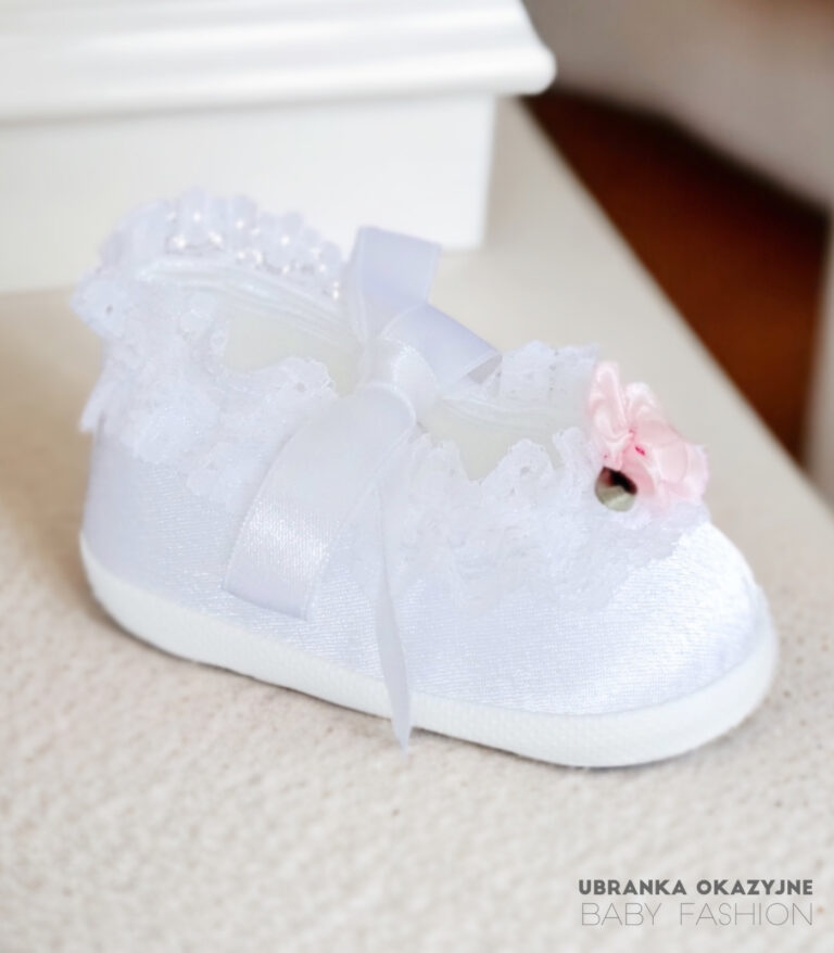 Balerinki Białe dla niemowlaka do chrztu z różyczką.
