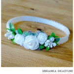 Biała opaska do chrztu z białymi różyczkami i zielonymi listkami