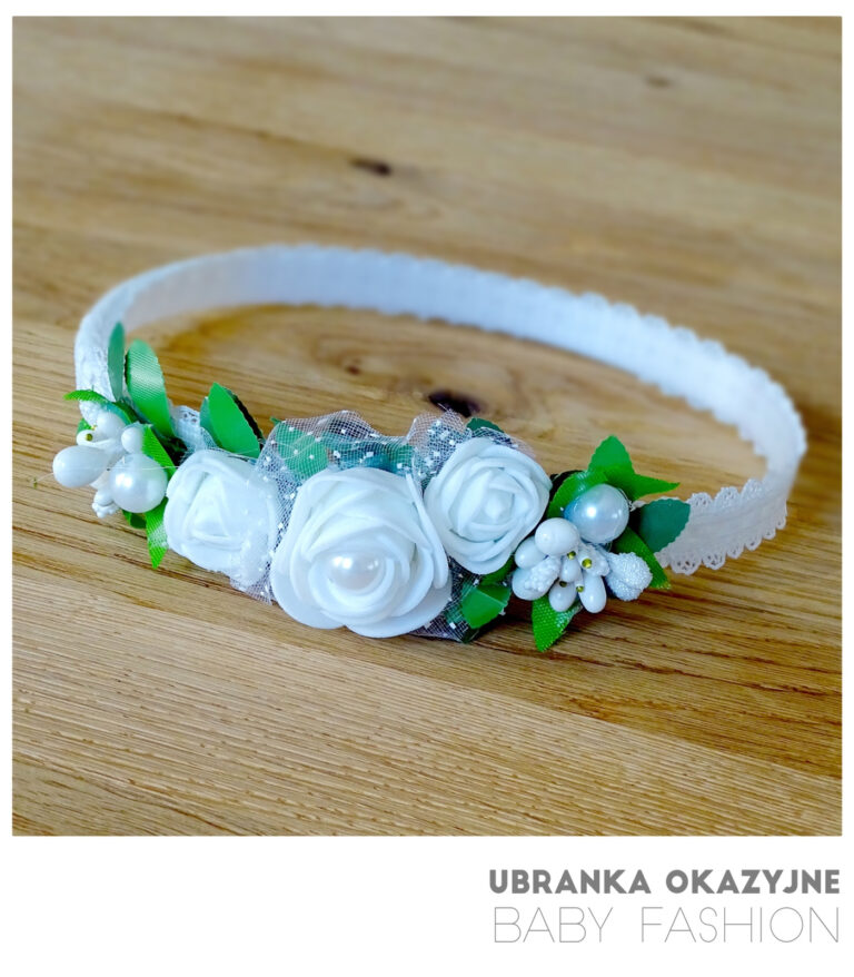 Biała opaska do chrztu z białymi różyczkami i zielonymi listkami
