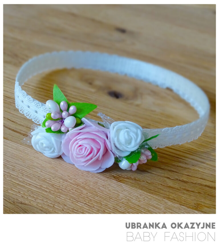 Opaska do chrztu z różową różą i dwiema białymi różyczkami.