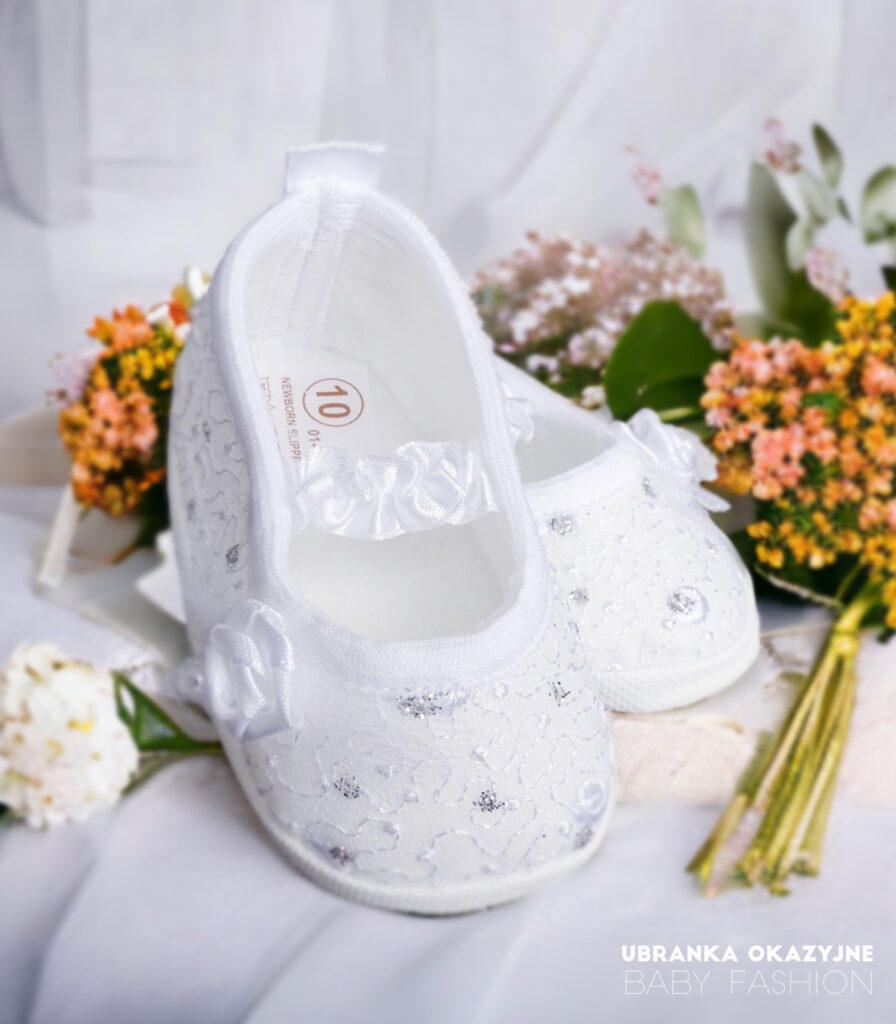Białe koronkowe balerinki do chrztu dla niemowlaka zdobione cekinami i kwiatkiem