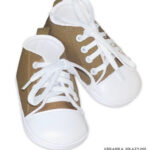 Beżowe trampki niemowlęce z białym noskiem - sznurowane niechodki dla chłopca