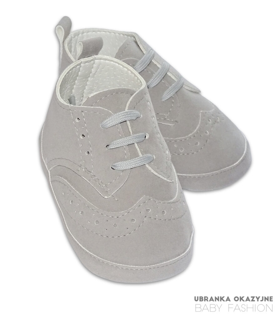 Szare buciki do chrztu dla chłopca - eleganckie zamszowe niechodki wiązane na sznurówki