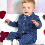 Granatowy garniturek do chrztu dla chłopca w kratę z muszką i marynarką