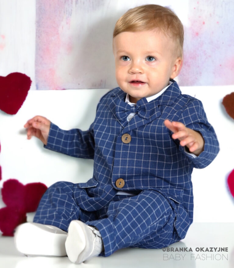 Granatowy garniturek do chrztu dla chłopca w kratę z muszką i marynarką