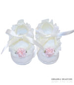 Balerinki ecru dla niemowlaka do chrztu z różowym kwiatkiem.