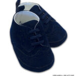Granatowe buciki do chrztu dla chłopca – eleganckie zamszowe niechodki sznurowane