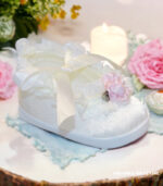 Balerinki ecru dla niemowlaka do chrztu z różowym kwiatkiem