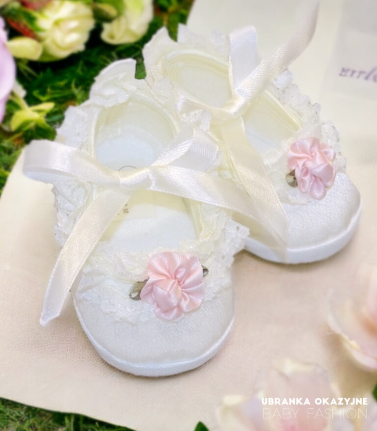 Satynowe balerinki do chrztu dla dziewczynki w kolorze ecru, zdobione koronką i różowym kwiatkiem, wiązane wstążką