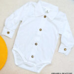Białe bawełniane koszulobody niemowlęce z kołnierzykiem i drewnianymi guzikami 100% bawełna