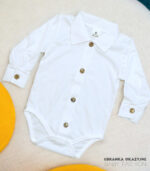 Białe bawełniane koszulobody niemowlęce z kołnierzykiem i drewnianymi guzikami 100% bawełna