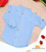 Błękitna koszula muślinowa dla chłopca ze stójką i drewnianymi guzikami