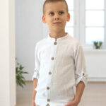 Biała koszula muślinowa dla chłopca ze stójką i drewnianymi guzikami