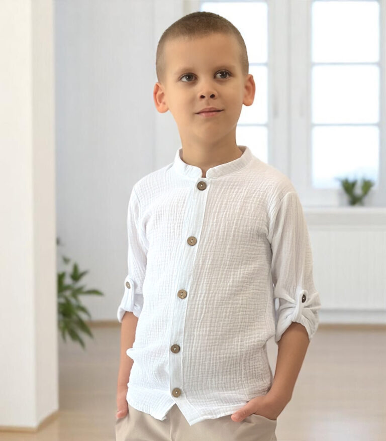 Biała koszula muślinowa dla chłopca ze stójką i drewnianymi guzikami