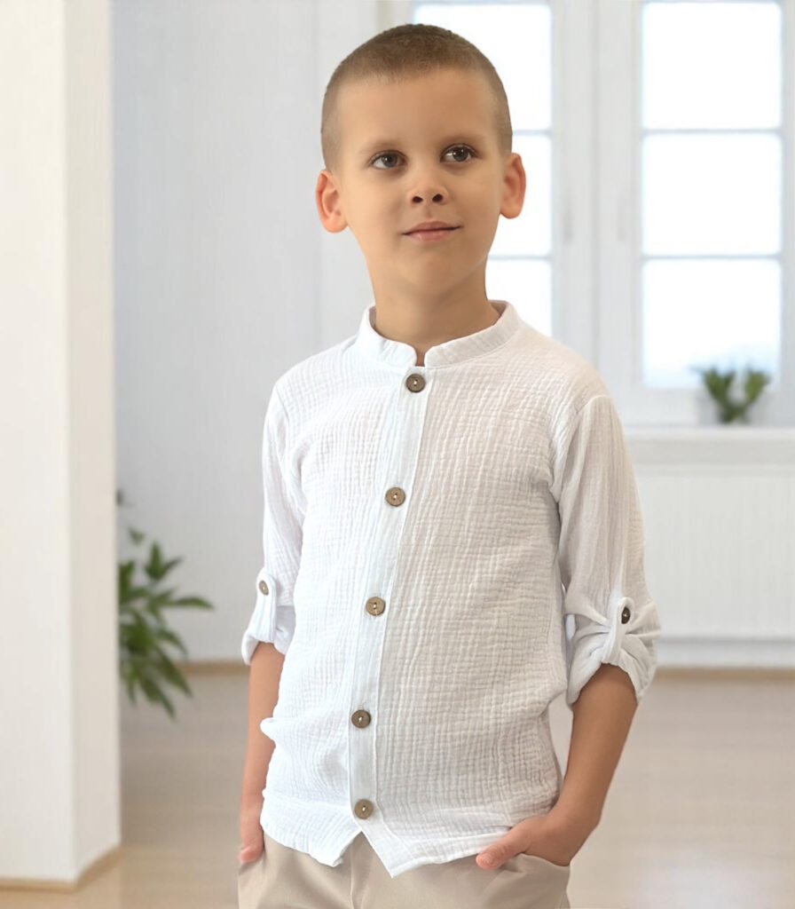 Biała koszula muślinowa dla chłopca ze stójką i drewnianymi guzikami