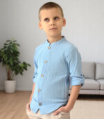 Błękitna koszula muślinowa dla chłopca ze stójką i drewnianymi guzikami