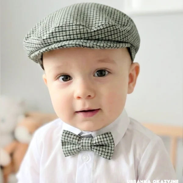 Elegancki kaszkiet do chrztu dla chłopca w drobną kratkę, idealny do garnituru.