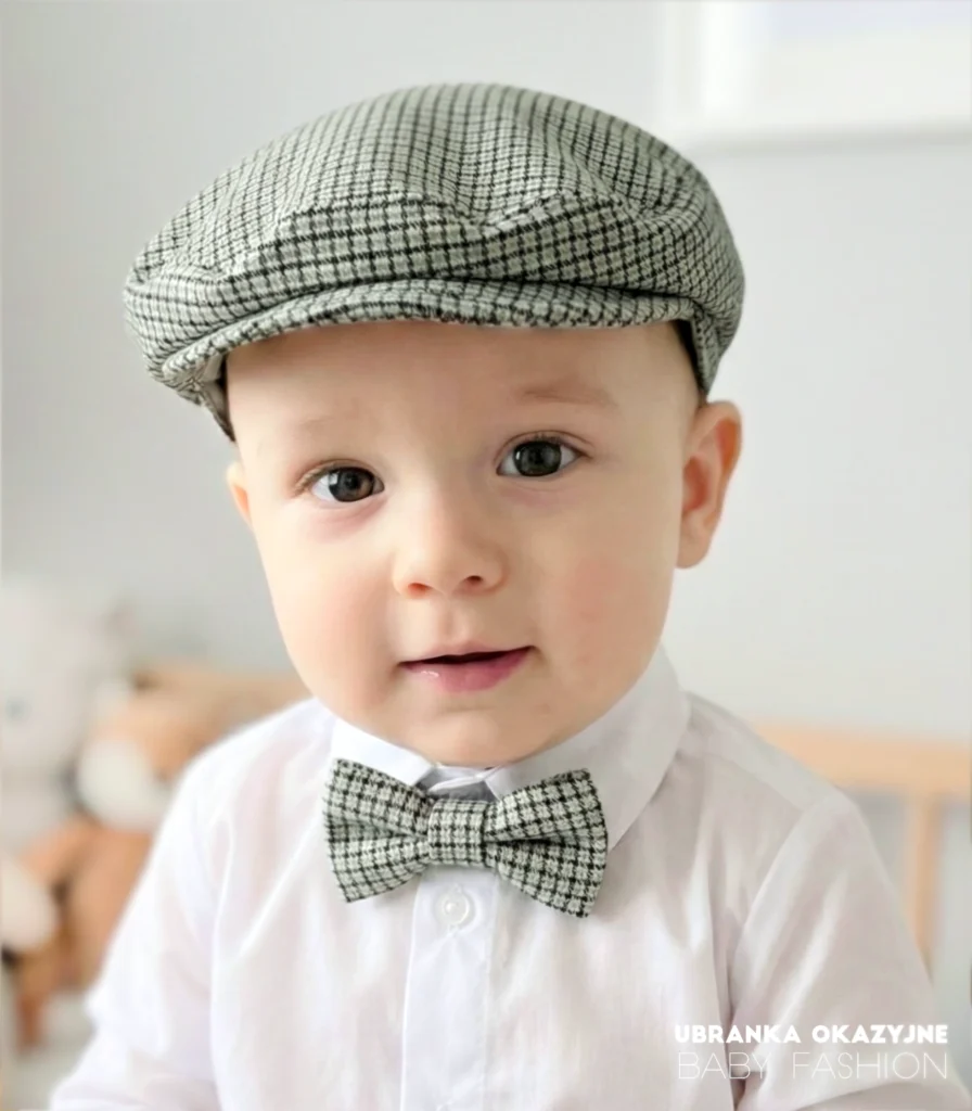Elegancki kaszkiet do chrztu dla chłopca w drobną kratkę, idealny do garnituru.