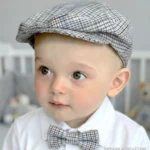 Elegancki kaszkiet niemowlęcy w kratę dla chłopca