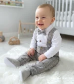 Elegancki komplet do chrztu dla chłopca - kraciasta mucha, spodnie na szelkach i białe body koszulowe.