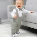 Eleganckie ubranko do chrztu dla chłopca - zestaw w pepitkę ze spodniami na szelkach, białą koszulą i muszką