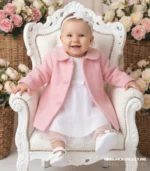 Różowy płaszczyk dla dziewczynki do chrztu z ozdobnymi kokardkami - eleganckie okrycie wierzchnie na chrzciny.