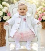 Biały płaszczyk do chrztu dla dziewczynki zapinany na ozdobne różowe kokardki, idealny na wiosnę i jesień.
