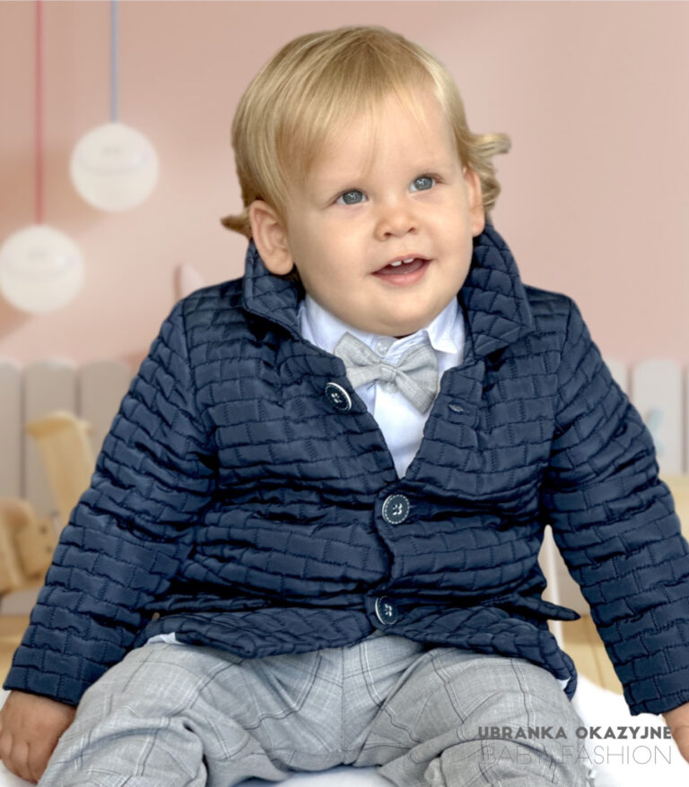 Elegancka granatowa kurtka pikowana dla chłopca, stylizowana na płaszczyk z kołnierzykiem i guzikami.