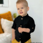 Czarna koszula muślinowa dla chłopca ze stójką i drewnianymi guzikami