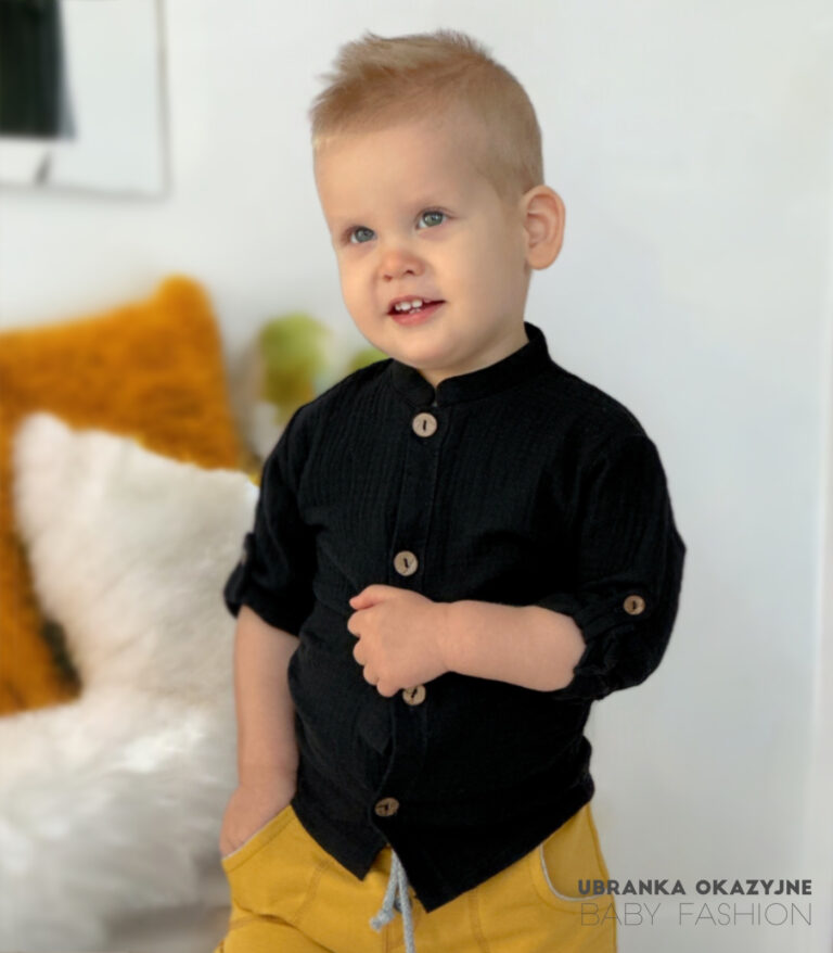 Czarna koszula muślinowa dla chłopca ze stójką i drewnianymi guzikami