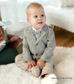 Modny garnitur chłopięcy na chrzest i roczek - zestaw z marynarką w kratkę i muchą