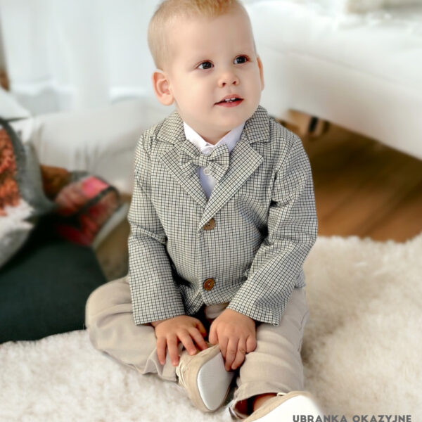 Modny garnitur chłopięcy na chrzest i roczek - zestaw z marynarką w kratkę i muchą