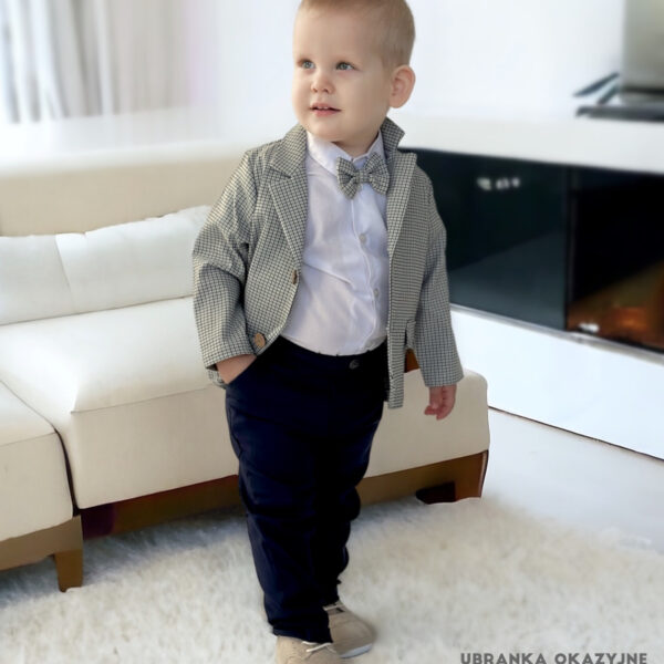 Elegancki garniturek do chrztu dla chłopca w drobną kratkę z muchą i białą koszulą