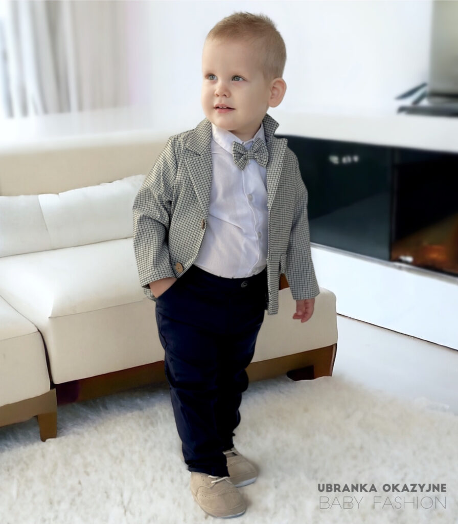 Elegancki garniturek do chrztu dla chłopca w drobną kratkę z muchą i białą koszulą