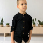 Czarna koszula muślinowa dla chłopca ze stójką i drewnianymi guzikami