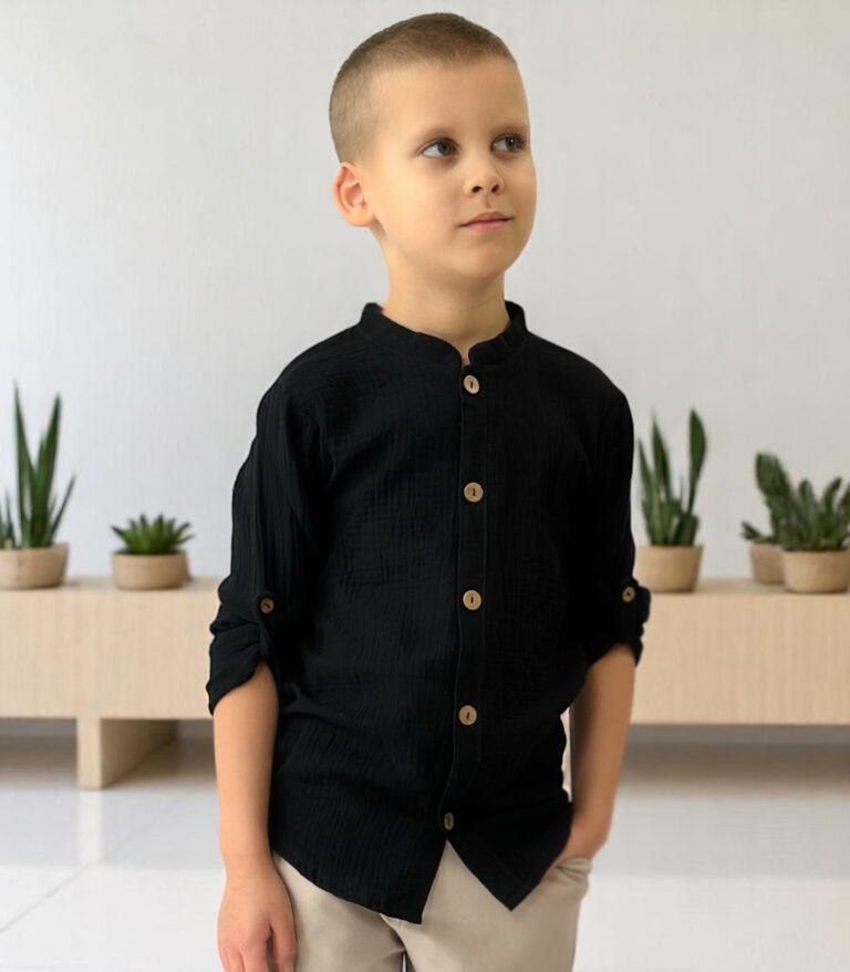 Czarna koszula muślinowa dla chłopca ze stójką i drewnianymi guzikami