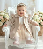 Elegancki beżowy płaszczyk do chrztu dla dziewczynki w kolorze cappuccino.