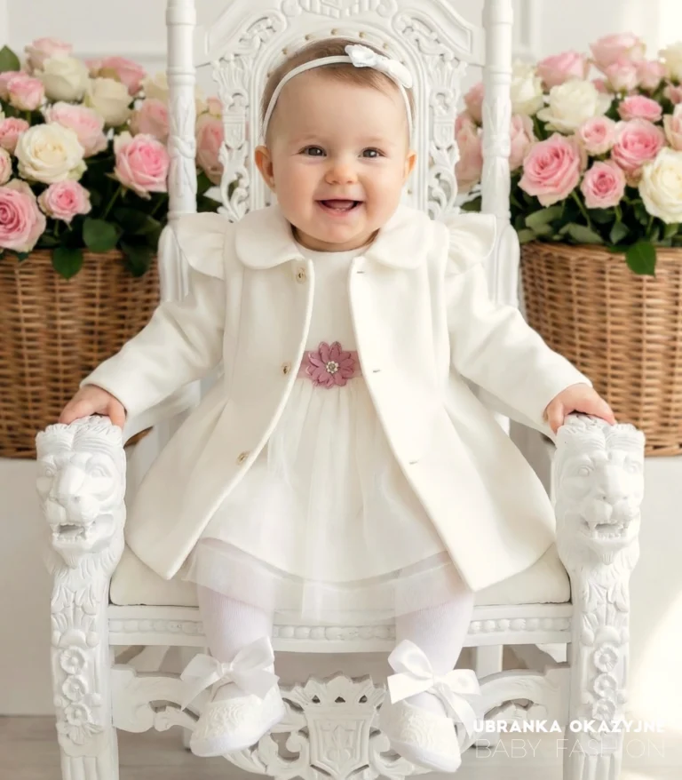 Płaszczyk do chrztu dla dziewczynki w kolorze ecru, eleganckie okrycie wierzchnie dla niemowlaka.