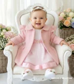 Elegancki różowy płaszczyk dla dziewczynki do chrztu z ozdobnymi guzikami