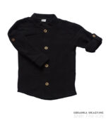 Czarna koszula muślinowa dla dziecka.