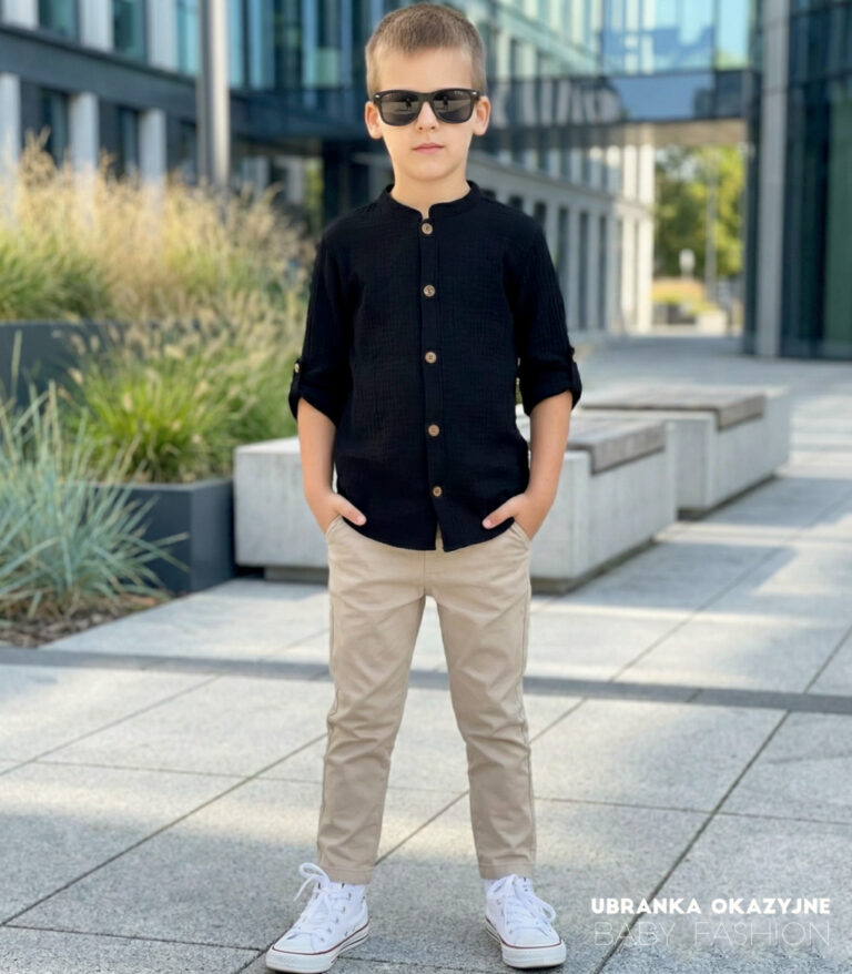 Beżowe spodnie chinosy dla chłopca w eleganckiej stylizacji z czarną koszulą muślinową