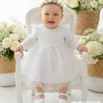 Biała tiulowa sukienka do chrztu dla dziewczynki z długim rękawem i kokardką - model Rozalia