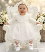 Tiulowa sukienka do chrztu w kolorze ecru z długim rękawem i koronkowym wykończeniem dla dziewczynki.