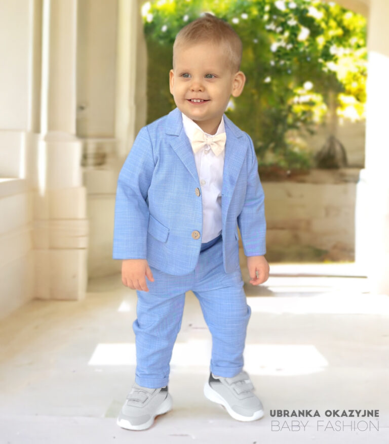 Błękitny garnitur do chrztu dla chłopca z muchą i białą koszulą