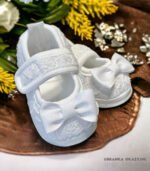 Białe koronkowe balerinki do chrztu z kokardką dla dziewczynki