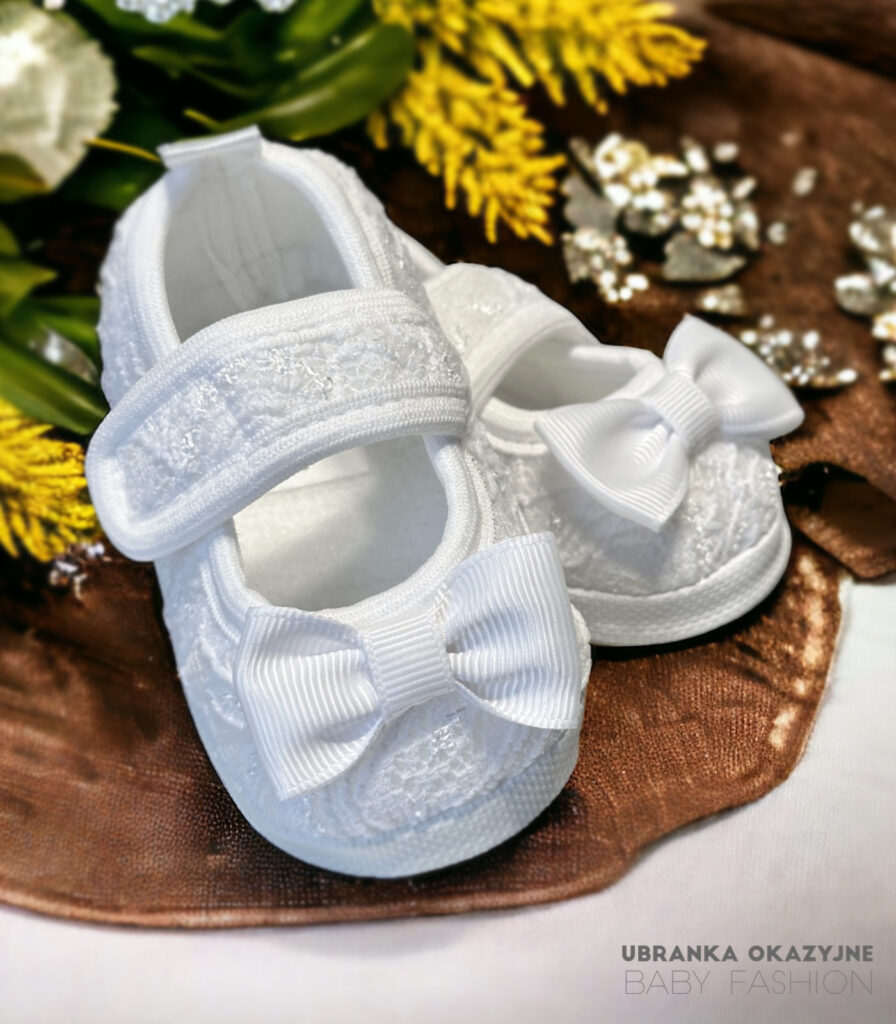 Białe koronkowe balerinki do chrztu z kokardką dla dziewczynki