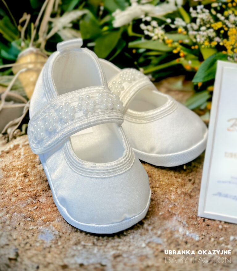 Satynowe balerinki niemowlęce w kolorze ecru ozdobione perełkami na pasku, idealne buciki do chrztu.