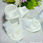 Balerinki do chrztu dla dziewczynki ecru z kwiatkiem i perełkami - eleganckie buciki niemowlęce za kostkę