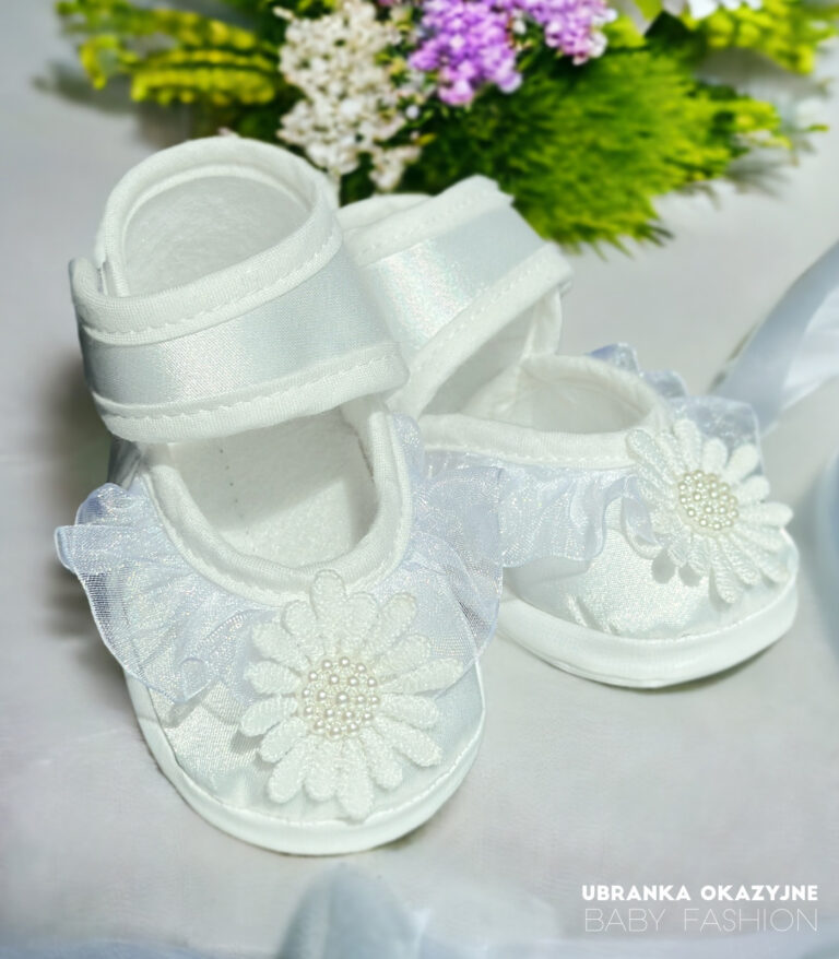 Balerinki do chrztu dla dziewczynki ecru z kwiatkiem i perełkami - eleganckie buciki niemowlęce za kostkę