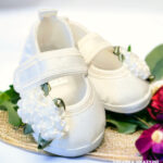 Balerinki do chrztu ecru dla dziewczynki ozdobione kwiatami